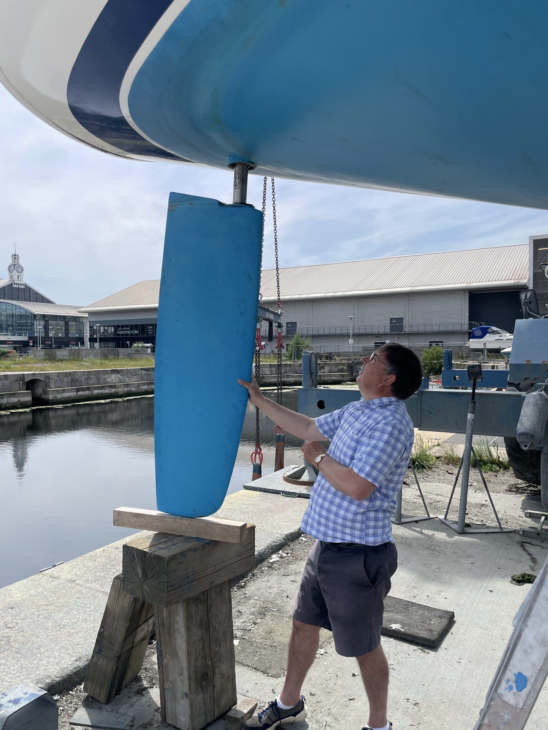 Seizing up rudder on passage How to replace your rudder bearings